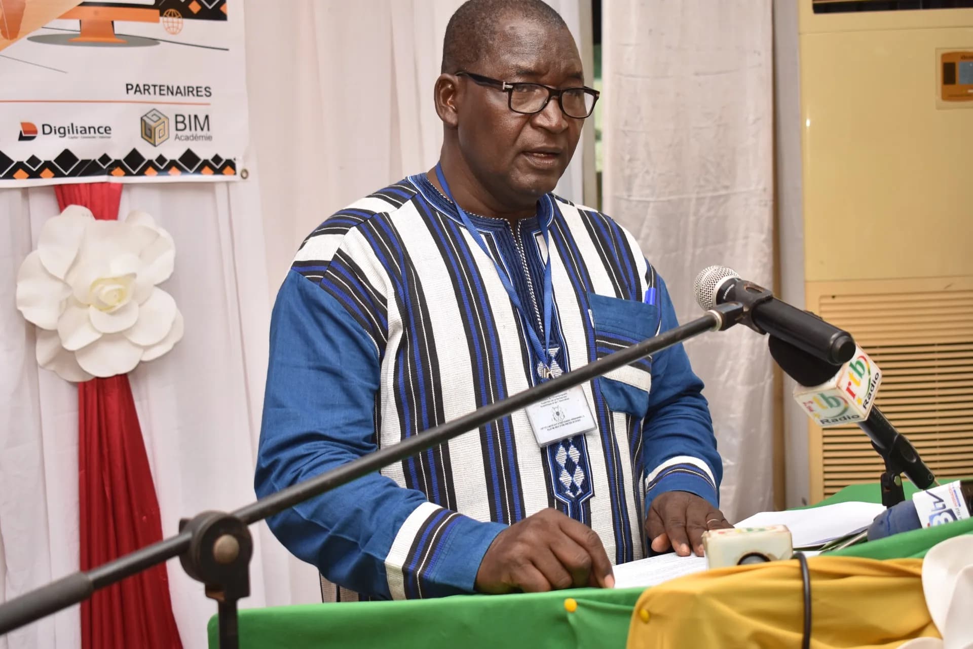 Orateur officiel en tenue traditionnelle burkinabè au pupitre SIIBA 2022