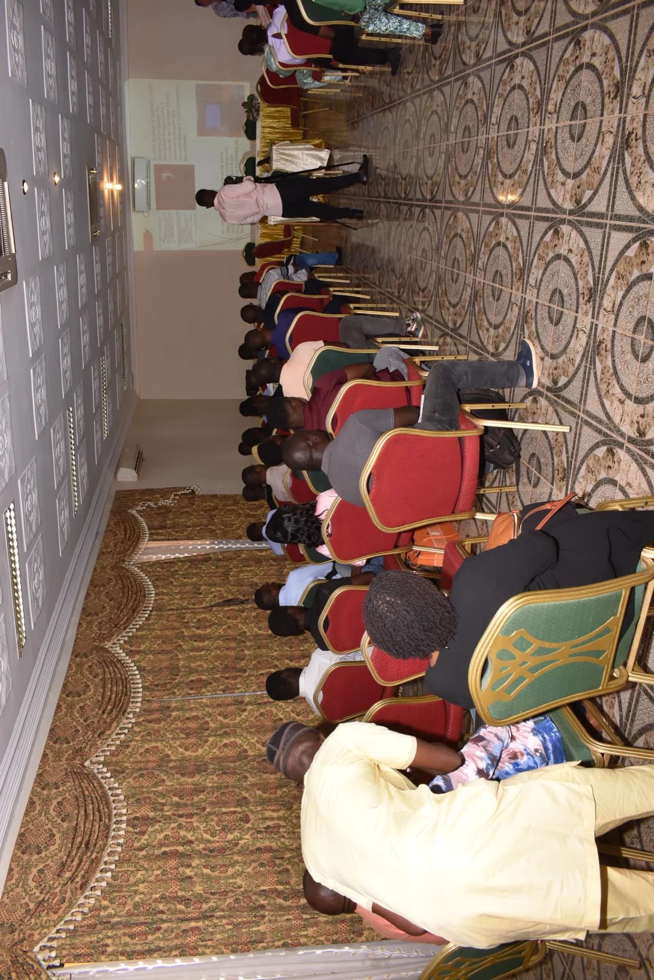 Vue de la salle de conférence pendant une intervention